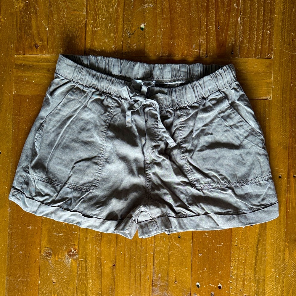 Linen khaki green shorts